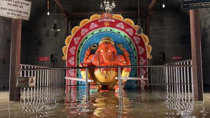 Satara Rain: कृष्णामाईच्या पुराच्या पाण्याने ढोल्या गणपतीच्या चरणांना स्पर्श; वाईत भाविकांची गर्दी