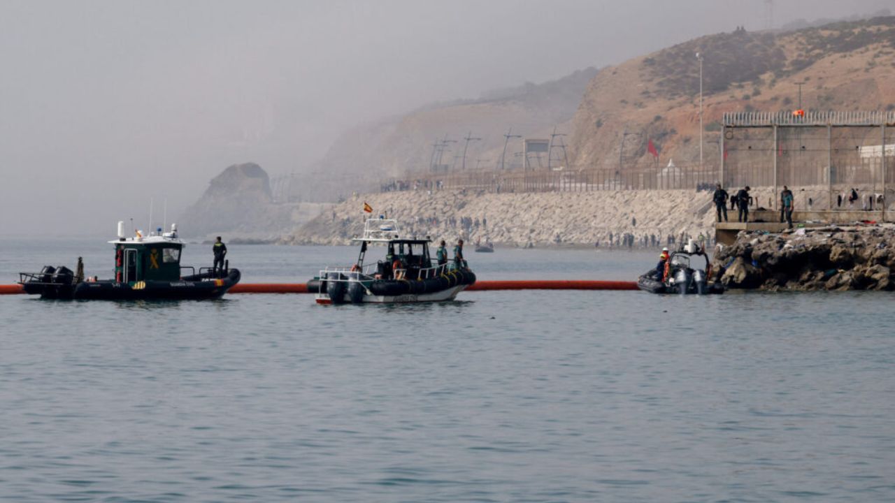 Ceuta Crisis: स्पेनने सेउटा सीमेवर उभारली ‘तरंगती सागरी भिंत’; अवैध घुसखोरी रोखताना 72 स्थलांतरितांचा मृत्यू, युरोपमध्ये खळबळ