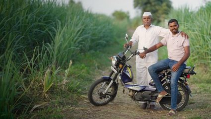 वडिलांची कला, मुलाची मेहनत आणि TVS XL100ची साथ; अशी आहे कोल्हापूरच्या कुंभार कुटुंबाची प्रेरणादायी कहाणी