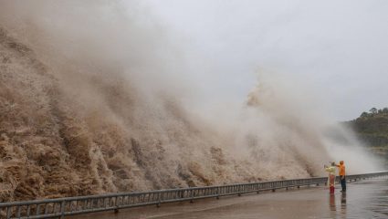 Typhoon Dolphin: डॉल्फिन चक्रीवादळाचा चीनला तडाखा! शांघायमध्ये 1300 उड्डाणे रद्द, 4 लाखांहून अधिक लोकांचे स्थलांतर