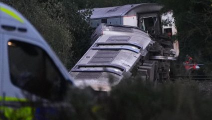 UK Train Crash: ब्रिटनमध्ये हाय-स्पीड ट्रेन रुळावरून घसरली; 3 डबे उलटले, प्रवाशांनी केले या भीषण दृश्याचे वर्णन