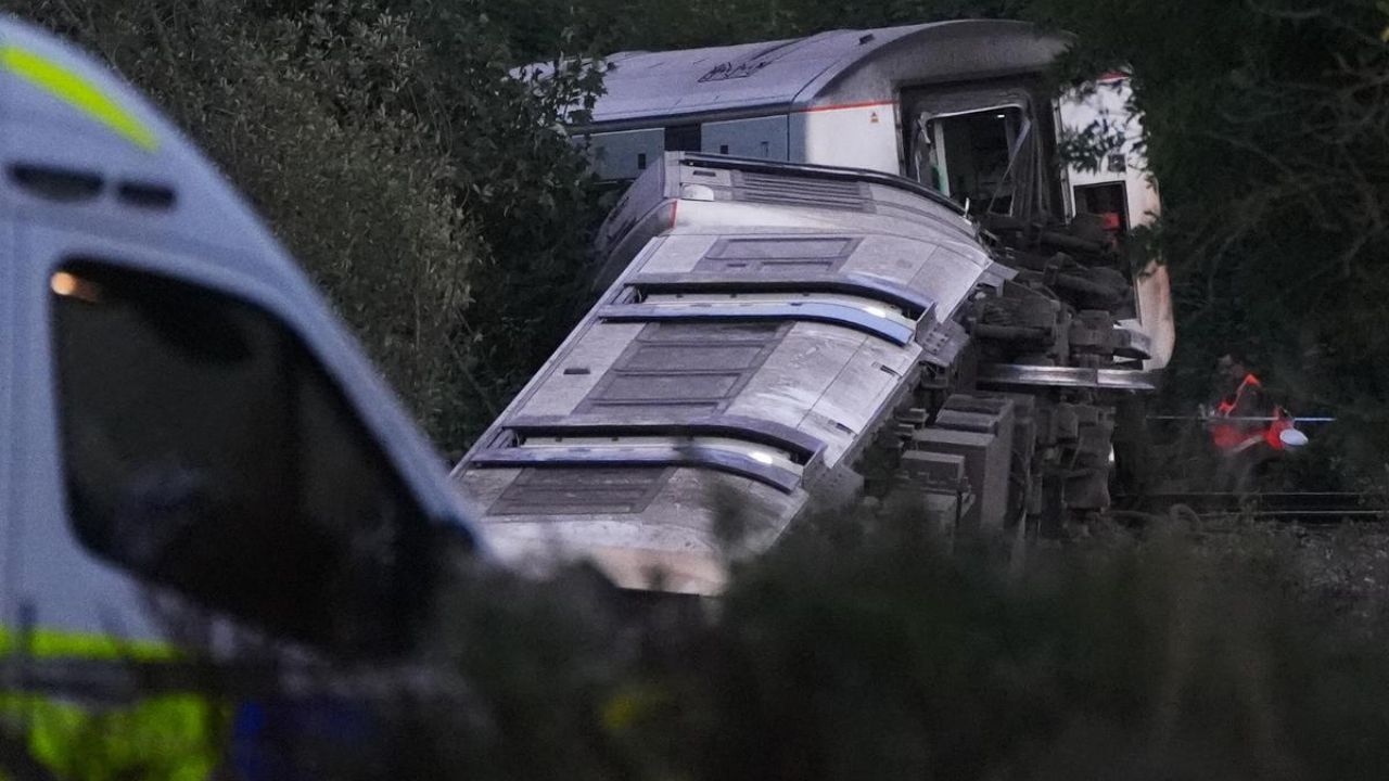 UK Train Crash: ब्रिटनमध्ये हाय-स्पीड ट्रेन रुळावरून घसरली; 3 डबे उलटले, प्रवाशांनी केले या भीषण दृश्याचे वर्णन