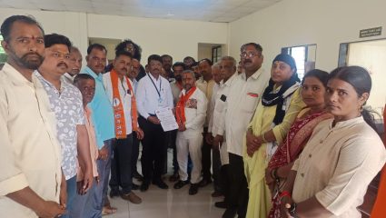 उंब्रजमध्ये स्मार्ट मीटरविरोधात शिवसेना व वीज ग्राहक आक्रमक; बसवलेले स्मार्ट मीटर तात्काळ काढा; अन्यथा १५ ऑगस्टनंतर तीव्र आंदोलन