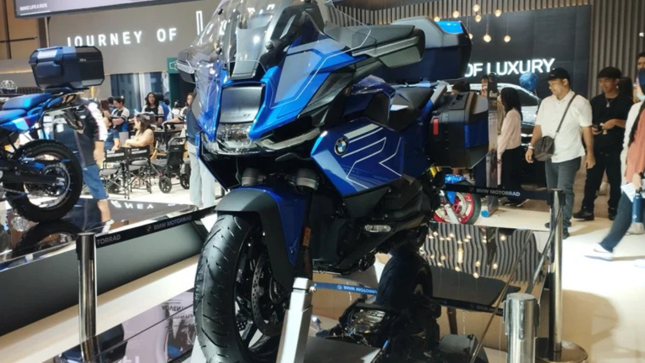 बीएमडब्ल्यू आर १२५०आरटी / आर १३०० आरटी (BMW R 1250RT / R 1300 RT) ही एक हाय-टेक स्पोर्ट टूरिंग बाईक आहे. यात ऑटोमॅटिक शिफ्ट असिस्टंट, रडार क्रूझ कंट्रोल आणि डायनॅमिक सस्पेंशन दिले आहे. बाईक थांबल्यावर याची उंची आपोआप कमी होते, ज्यामुळे पायांना व्यवस्थित आधार मिळतो.