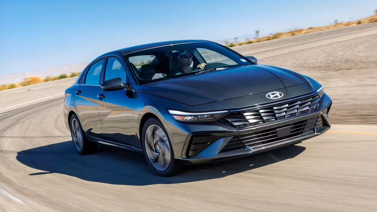 11. Hyundai Elantra Hybrid हुंदाई एलेंट्रा हायब्रिड ही शहरात दैनंदिन वापरासाठी ५४ mpg पर्यंतचे उत्तम मायलेज देणारी सेडान आहे. यात ड्युअल १०.२५-इंच डिजिटल डिस्प्ले, वायरलेस स्मार्टफोन कनेक्टिव्हिटी आणि डिजिटल की हे आधुनिक फीचर्स मिळतात. १० वर्षांच्या बॅटरी वॉरंटीसह येणाऱ्या या कारची भारतातील अपेक्षित किंमत साधारण ₹२१.३० ते ₹२५.५० लाखांच्या दरम्यान आहे.