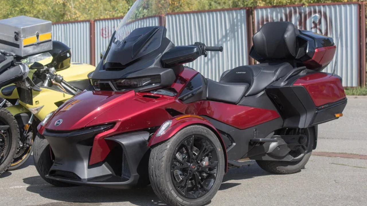 कॅन-ॲम स्पायडर आरटी (Can-Am Spyder RT) पुढे दोन आणि मागे एक चाक असणारी ही थ्री-व्हीलर बाईक अत्यंत स्थिर आहे. यात १३३० सीसी इंजिन, सेमी-ऑटोमॅटिक ट्रान्समिशन आणि रिव्हर्स गिअर दिल्याने बाईक वरून पाय खाली टेकवण्याची गरज पडत नाही.