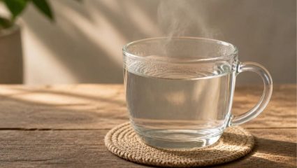 सकाळी उठल्यानंतर उपाशी पोटी कोमट पाणी का प्यावे? जाणून घ्या यामागील आयुर्वेदिक आणि वैज्ञानिक फायदे