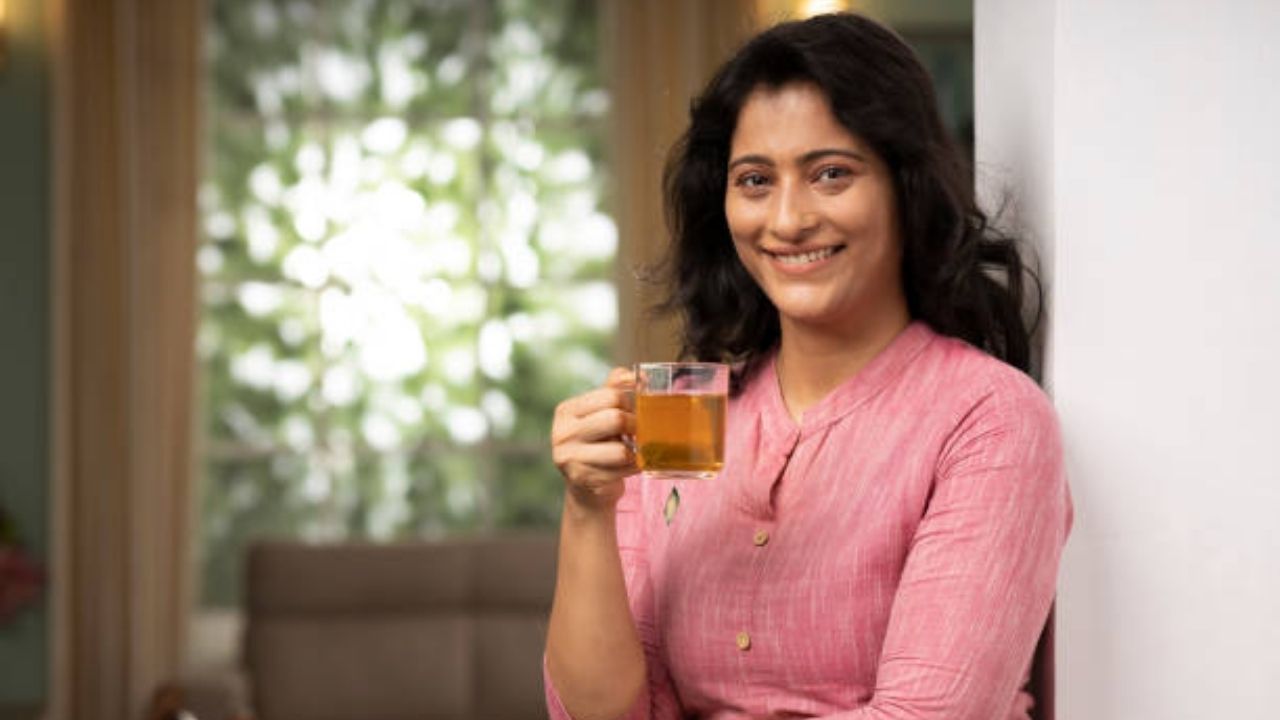 त्वचेसाठी ग्रीन टी खूप जास्त फायदेशीर आहे. ग्रीन टी प्यायल्यामुळे शरीरातील विषारी घटक बाहेर पडून जातात आणि त्वचा, केसांची गुणवत्ता सुधारण्यास मदत होते. 