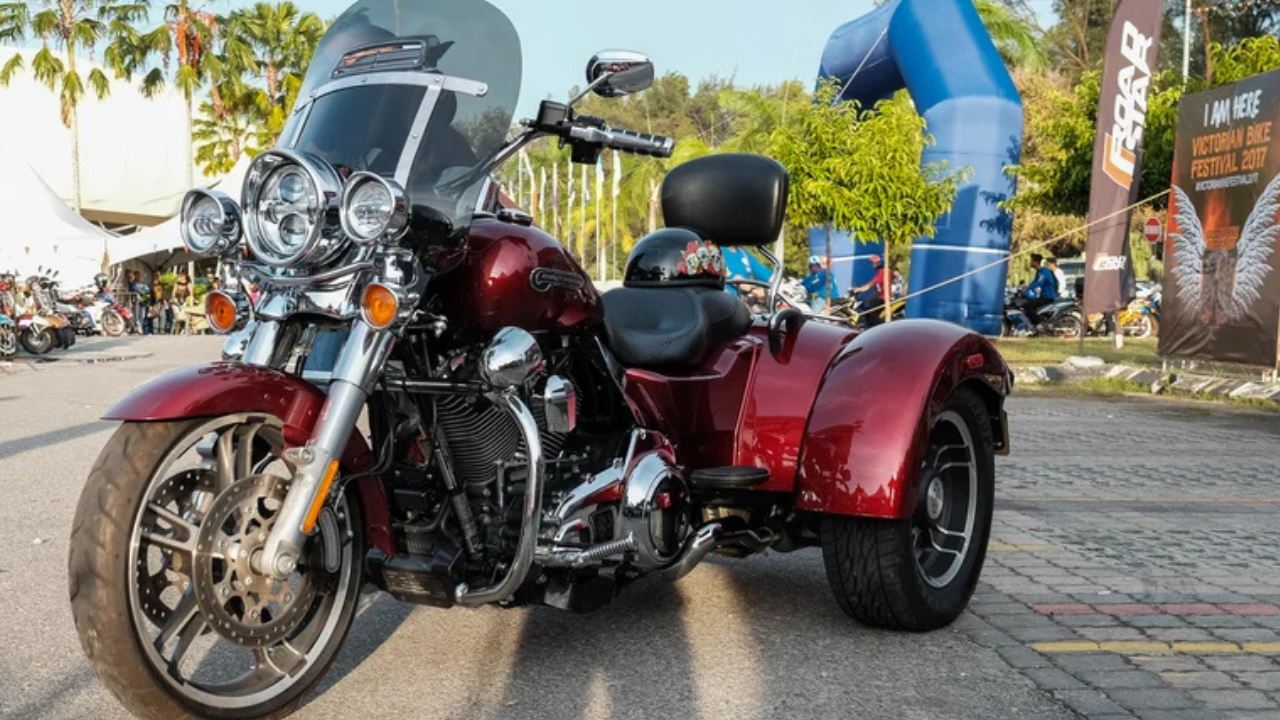 हार्ले-डेव्हिडसन फ्रीव्हीलर (Harley-Davidson Freewheeler) हार्लेचा क्लासिक लुक आणि तीन चाकांची सुरक्षितता यांचा हा मेळ आहे. यात कॉर्नरिंग सिस्टीम, ट्रॅक्शन कंट्रोल आणि मोठा व्हेदरप्रूफ ट्रंक मिळतो. सिग्नलवर थांबताना पायांवर वजन देण्याची गरज उरत नाही.