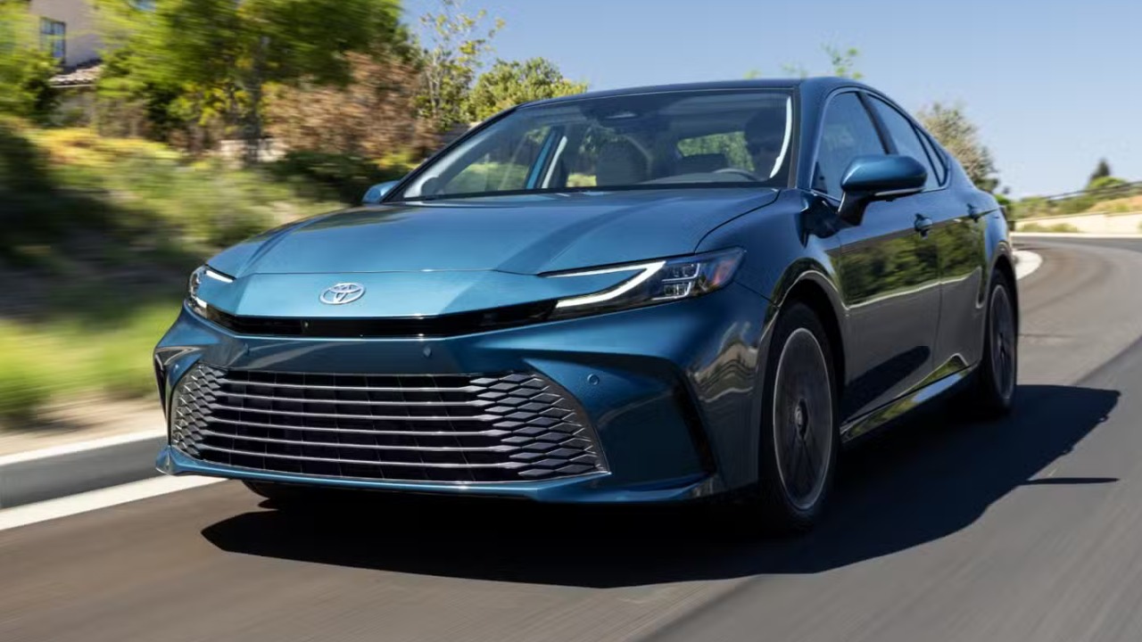 2. Toyota Camry टोयोटा कॅमरी ही जगभरात ओळखली जाणारी आणि ५१ mpg पर्यंत मायलेज देणारी प्रीमियम सेडान आहे. यात प्रोॲक्टिव्ह ड्राईव्ह असिस्ट, ऑल-व्हील ड्राईव्हचा पर्याय, डिजिटल की आणि अत्याधुनिक टोयोटा सेफ्टी सेन्स मिळतात. उत्तम रायडिंग कम्फर्ट आणि सुरक्षिततेसाठी प्रसिद्ध असलेल्या या सेडानची भारतातील अपेक्षित किंमत सुमारे ₹४६.०० ते ₹४८.०० लाखांच्या दरम्यान आहे.