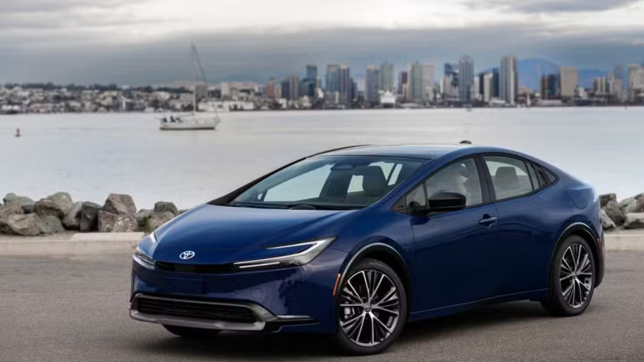 1. Toyota Prius टोयोटा प्रियस ही तब्बल ५७ mpg चे अफाट मायलेज देणारी जगातील अव्वल हायब्रिड कार आहे. यात ऑल-व्हील ड्राईव्ह, १२.३-इंच टचस्क्रीन डिस्प्ले, ॲडव्हान्स पारकिंग असिस्ट (गाडी आपोआप पार्क होणे) आणि पॉवर टेलगेट हे फीचर्स मिळतात. तंत्रज्ञान आणि इंधन बचतीच्या बाबतीत अव्वल असलेल्या या कारची भारतातील अपेक्षित किंमत साधारण ₹२८.०० ते ₹३४.०० लाखांच्या दरम्यान आहे.