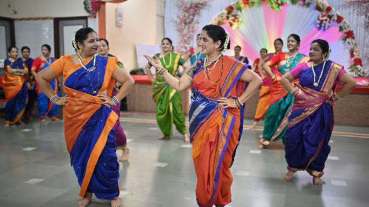 Mangalagaur 2026: मंगळागौरीच्या कार्यक्रमांची उखाण्यांनी वाढवा रंगत! विवाहित महिलांसाठी मजेशीर उखाणे