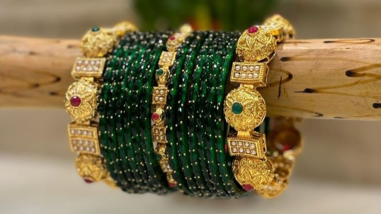 श्रावण महिन्यात हिरव्या बांगड्याना विशेष महत्व आहे. त्यामुळे सुंदर हिरव्या रंगाची साडी नेसल्यानंतर त्यावर हिरवे कडे किंवा आकर्षक बांगड्या परिधान केल्यास लुक सुंदर दिसेल.