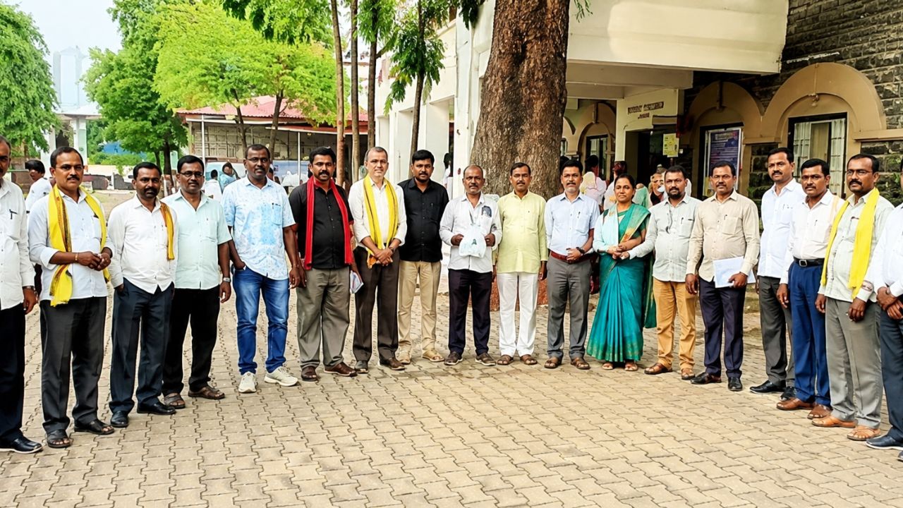 आदिवासींचे मुख्यमंत्र्यांना निवेदन! समाजाच्या विविध मागण्या; आदिवासी संघटनांचे पदाधिकारी उपस्थित