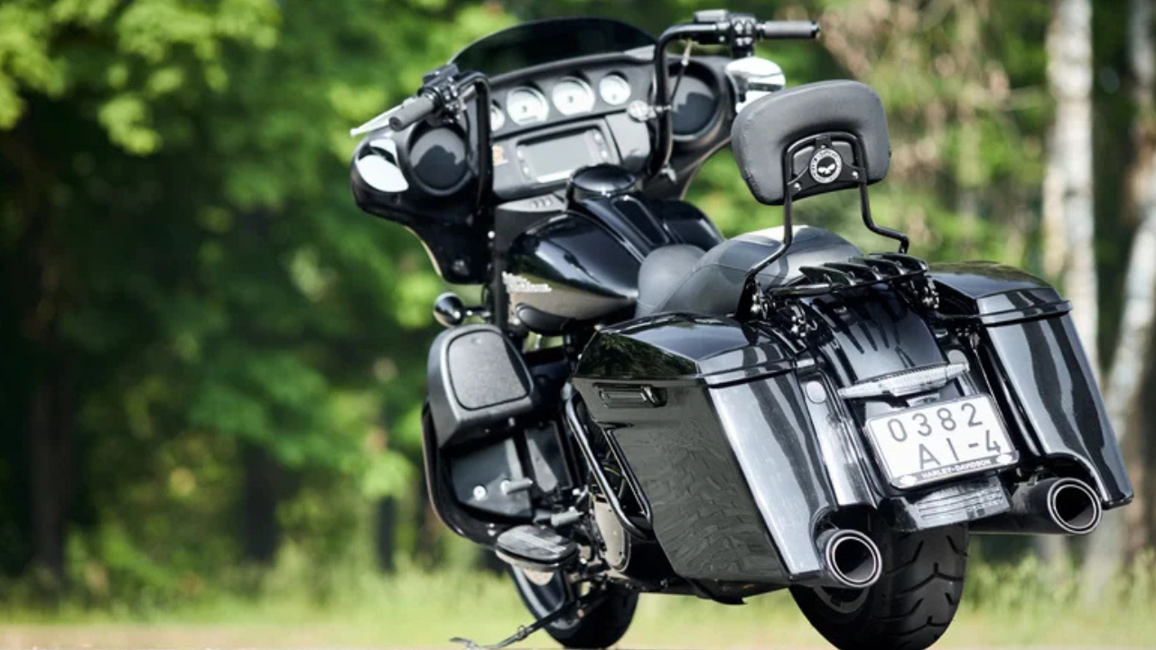 हार्ले-डेव्हिडसन स्ट्रीट ग्लाईड अल्ट्रा (Harley-Davidson Street Glide Ultra) क्लासिक क्रूझर लुक आवडणाऱ्या ज्येष्ठांसाठी हा एक लोकप्रिय पर्याय आहे. यात ११४ क्युबिक-इंचचे शक्तिशाली इंजिन, हवेचा दाब कमी करणारे फेअरिंग आणि भरपूर स्टोरेज क्षमता मिळते.