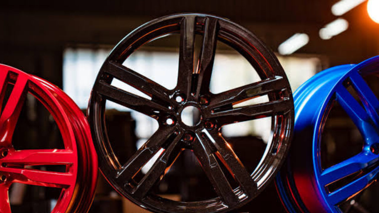 चाकांची हाय-ग्लॉस पेंटिंग (Custom Wheel Paint) मूळ अलोय व्हील्स न बदलता त्यांना कस्टम रंगात पेंट करणे हा एक स्वस्त आणि प्रभावी कस्टमायझेशन पर्याय आहे.