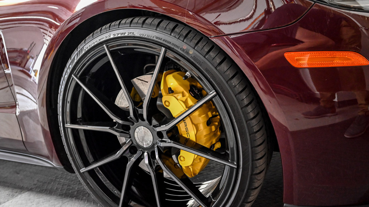 ब्रेक कॅलिपर पेंटिंग (Brake Caliper Paint) अलोय व्हील्स किंवा नेहमीच्या चाकांच्या मागे असलेले ब्रेक कॅलिपर्स लाल, पिवळ्या किंवा निळ्या रंगाने पेंट करा. हा अत्यंत स्वस्त उपाय असून यामुळे कारला थेट सुपरकारसारखा हाय-परफॉर्मन्स फील मिळतो.