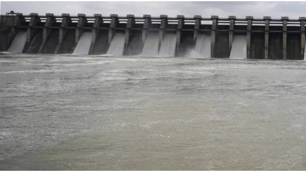 Jayakwadi Dam Water Level: जायकवाडी ८० टक्क्यांच्या उंबरठ्यावर! ५० हजार क्युसेकने पाण्याची आवक; मराठवाड्याची पाण्याची चिंता मिटली