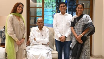 पोलिसांची व्हॅन आडवणारी Riya Ahir राजकारणात येणार? शरद पवार आणि सुप्रिया सुळे यांच्या भेटीनंतर राजकीय चर्चांना उधाण