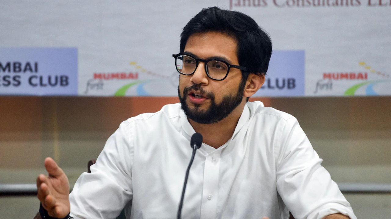 Aaditya Thackeray: ‘गुंगी गुडिया’ वक्तव्यावरून आदित्य ठाकरेंचा काँग्रेसला डोस; ‘महिलांचा अपमान’ म्हणत भाजपलाही खेचले!