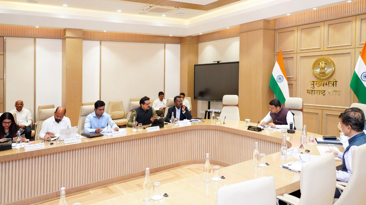 ‘भूसंपादन गतिमान करा, उद्योगांना वेळेत जमिनी द्या!’, मुख्यमंत्री फडणवीस यांचे ‘वर्षा’ निवासस्थानावरील आढावा बैठकीत निर्देश
