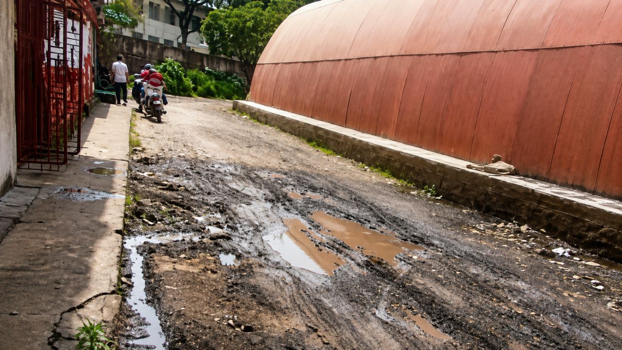 Wai News: धान्य गोदामामागील रस्ता चिखलात; प्रशासनाचे दुर्लक्ष, वाहनचालक, व्यापारी व ग्राहक त्रस्त; तातडीने दुरुस्तीची मागणी
