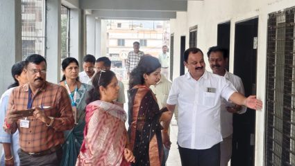 Umbraj News: उंब्रज जिल्हा परिषद शाळेत निकृष्ट कामामुळे ग्रॅनाईट कोसळले; ३ विद्यार्थी जखमी; शिक्षण सभापती तेजस्विनी कदम आक्रमक!