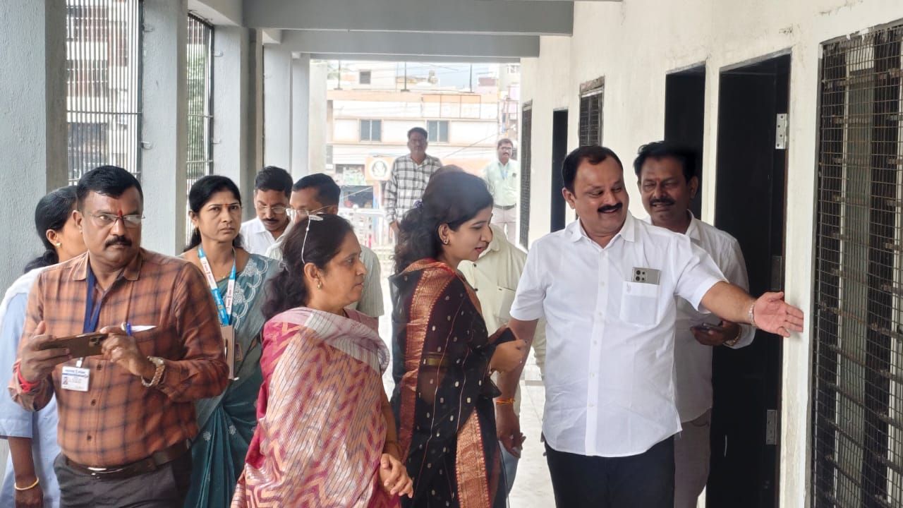 Umbraj News: उंब्रज जिल्हा परिषद शाळेत निकृष्ट कामामुळे ग्रॅनाईट कोसळले; ३ विद्यार्थी जखमी; शिक्षण सभापती तेजस्विनी कदम आक्रमक!