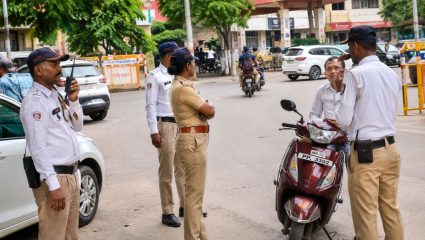 विनाहेल्मेट शासकीय कर्मचाऱ्यांवर पोलिसांचा सर्जिकल स्ट्राइक! १२ कार्यालयांसमोर कारवाई; ३०३ जणांना ३ लाखांचा दणका