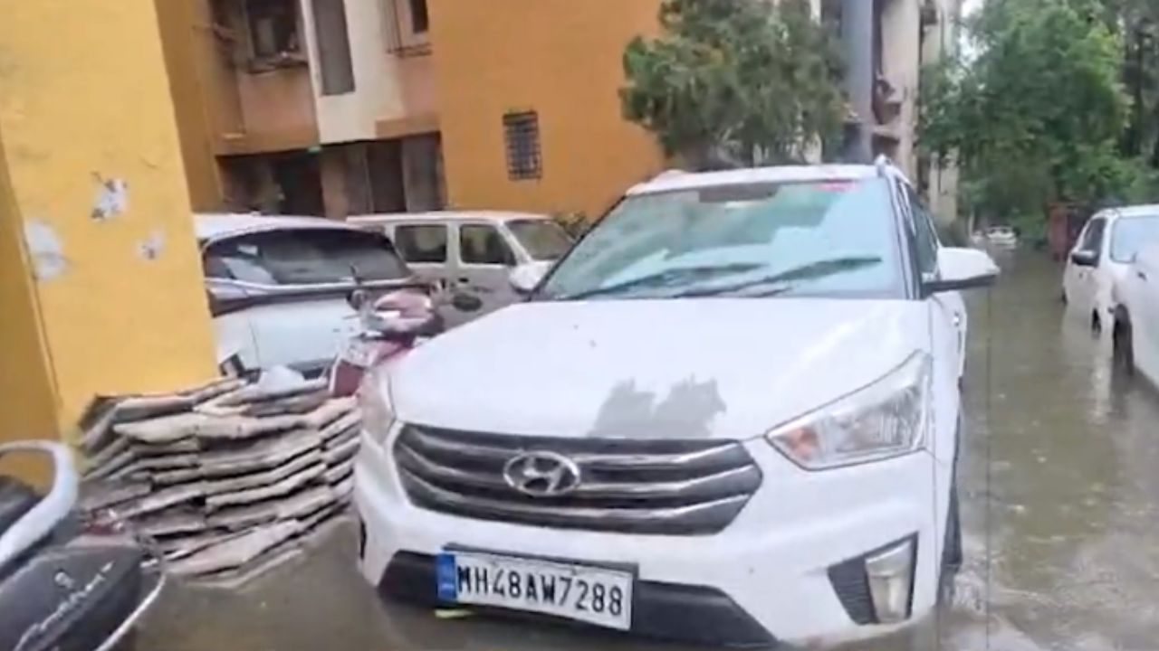 विमा कंपनी-ह्युंदाईच्या वादात कार मालकाचा खोळंबा; दीड महिन्यांपासून कार सर्व्हिस सेंटरमध्ये