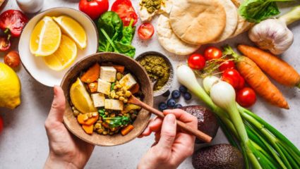 वयाच्या ५० व्या वर्षीसुद्धा कायमच राहाल फिट आणि हेल्दी! आतडे स्वच्छ करण्यासाठी नियमित खा ‘हे’ खास पदार्थ, शरीराला मिळेल पोषण