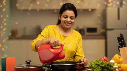 दैनंदिन आहारात खाल्लेल्या चुकीच्या तेलामुळे वाढतो कोलेस्ट्रॉलचा धोका! हृदय निरोगी राहण्यासाठी ‘हे’ तेल आहे सर्वोत्तम