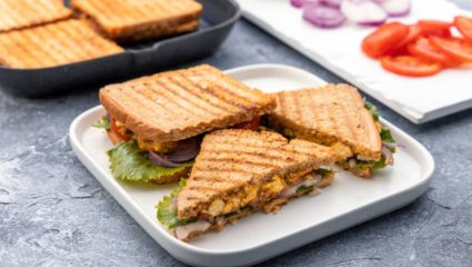 सुट्टीच्या दिवशी सकाळच्या नाश्त्यासाठी बनवा चविष्ट Paneer Sandwich, मुलांसह घरातील सगळेच खातील आवडीने
