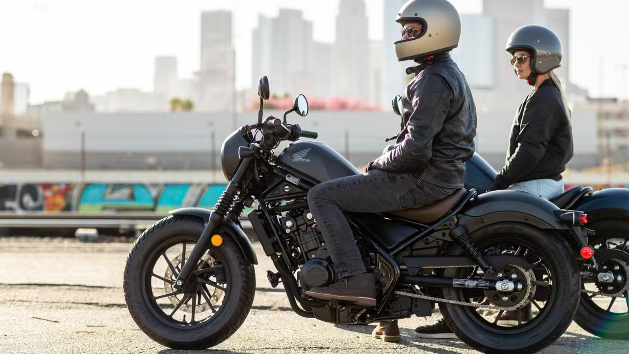 होंडा रिबेल ५०० (Honda Rebel 500)  प्रारंभिक किंमत सुमारे ₹५,६४,००० असणारी होंडा रिबेल ५०० ही तिच्या साधेपणा, अष्टपैलुत्व आणि उत्तम हाताळणीमुळे खूप लोकप्रिय आहे. यात ४७१cc चे लिक्विड-कुल्ड इंजिन असून ते ४५.६ HP पॉवर आणि ३१.९ lb-ft टॉर्क प्रदान करते. या सायकलमध्ये ३ गॅलनची इंधन क्षमता दिली आहे. कमी उंचीची सीट असल्यामुळे कमी उंचीचे रायडर्सही सहजपणे पाय जमिनीवर टेकवू शकतात. यात ऑल-एलईडी लाईटिंग आणि स्लिपर/असिस्ट क्लच यांसारखे आधुनिक सेफ्टी फीचर्स मिळतात.