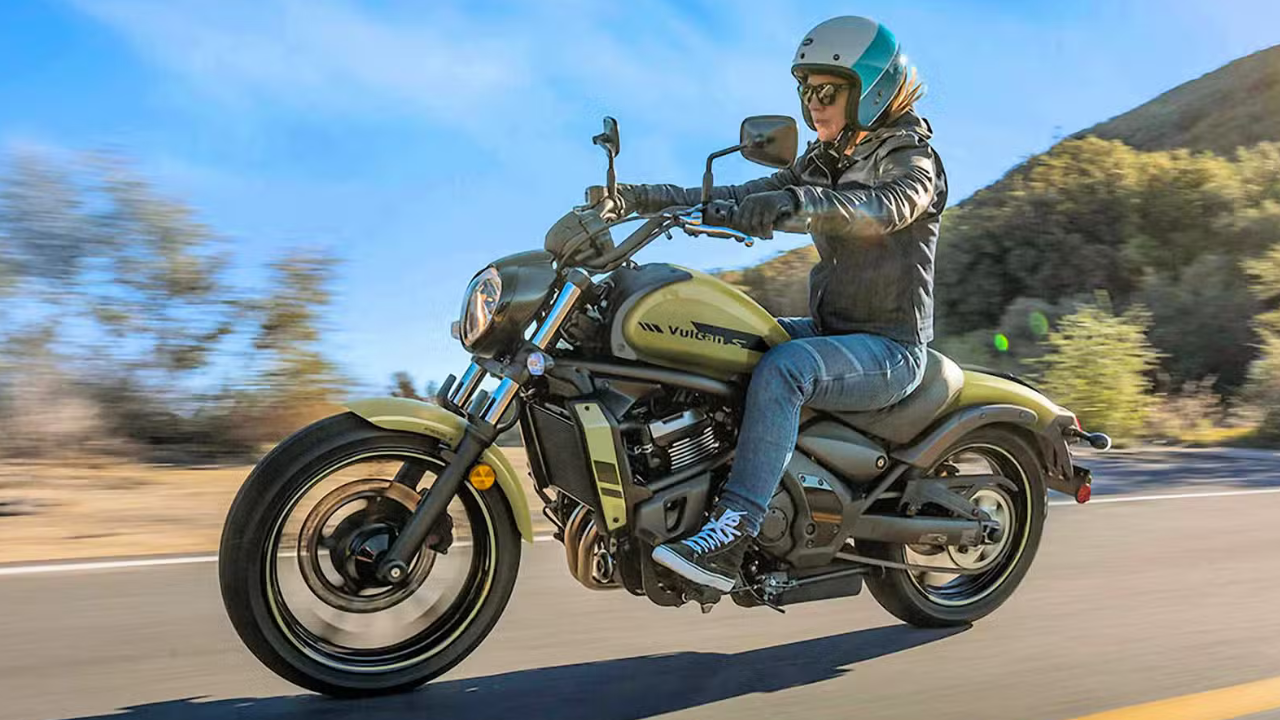 कावासाकी वल्कन एस (Kawasaki Vulcan S)  प्रारंभिक किंमत सुमारे ₹६,३४,००० असणारी कावासाकी वल्कन एस ही क्लासिक क्रूझर आणि मॉडर्न लुकचा उत्तम मेळ आहे. यात ६४९cc चे २-सिलेंडर लिक्विड-कुल्ड इंजिन दिलेले आहे, जे ६० HP पॉवर आणि ४६.३ lb-ft टॉर्क जनरेट करते. यात ३.७ गॅलनची इंधन क्षमता मिळते. या सायकलची सर्वात मोठी वैशिष्ट्यपूर्ण गोष्ट म्हणजे यातील १८ वेगवेगळे ॲडजस्टेबल सेटिंग्ज, ज्यामुळे रायडर स्वतःच्या शारीरिक रचनेनुसार हँडलबार, सीट आणि फूटपेग्स सेट करू शकतात.