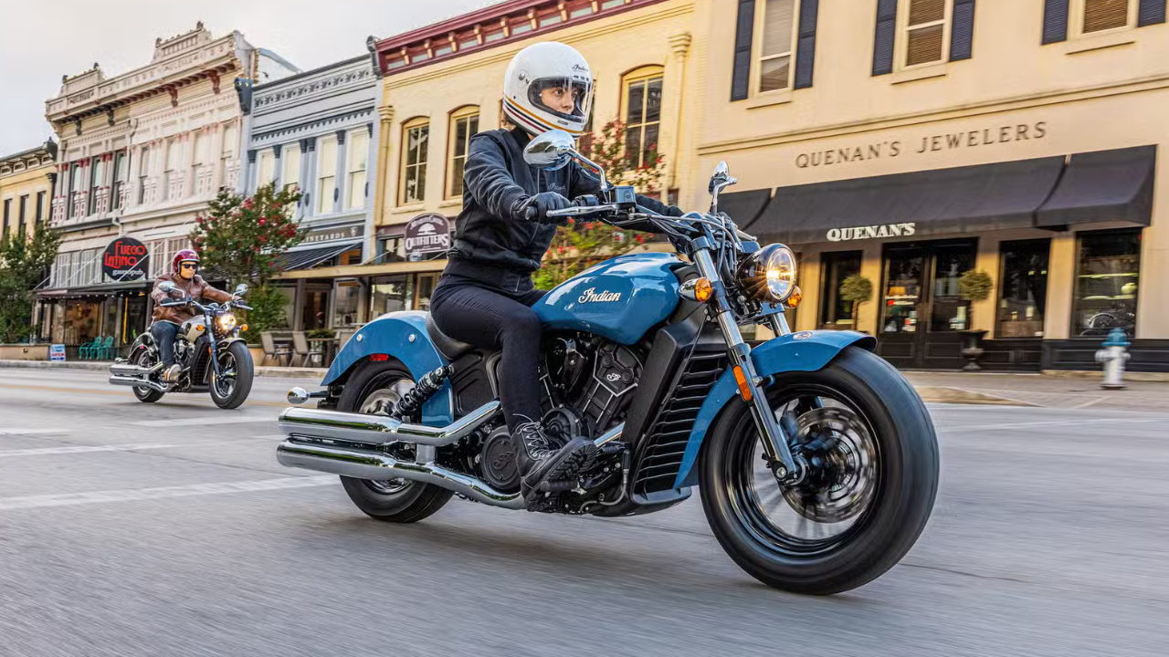 इंडियन स्काउट सिक्सटी (Indian Scout Sixty)  प्रारंभिक किंमत सुमारे ₹८,२९,००० असणारी इंडियन स्काउट सिक्सटी ही ओल्ड-स्कूल डिझाइन आणि आधुनिक तंत्रज्ञानाचा उत्तम आविष्कार आहे. यात ९९९cc चे लिक्विड-कुल्ड V-ट्विन इंजिन दिले आहे, जे ७८ HP पॉवर आणि ६५ lb-ft टॉर्क जनरेट करते. यात ३.३ गॅलनची इंधन क्षमता मिळते. कमी उंचीची सीट, फॉरवर्ड कंट्रोल्स आणि कास्ट ॲल्युमिनियम फ्रेममुळे ही सायकल रायडरला अतिशय आरामदायक आणि अस्सल अमेरिकन क्रूझिंगचा अनुभव देते.