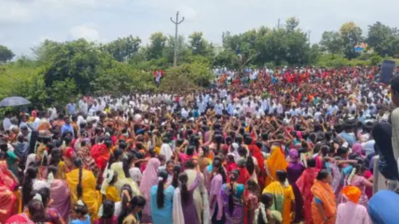 शिव्यांची प्रथा! साताऱ्यातील ‘या’ दोन गावांत दोन सवतींच्या भांडणातून सुरू झालेली अनोखी परंपरा! पाहा काय आहे ‘बोरीचा बार’