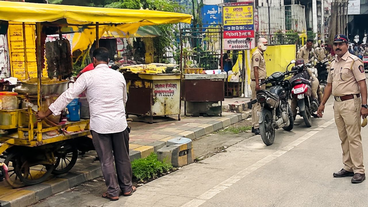 Yavatmal News: महात्मा फुले चौक अखेर अतिक्रमणमुक्त! वाहतूक पोलिसांनी केली कारवाई; फुटपाथवरील दुकाने हटविली