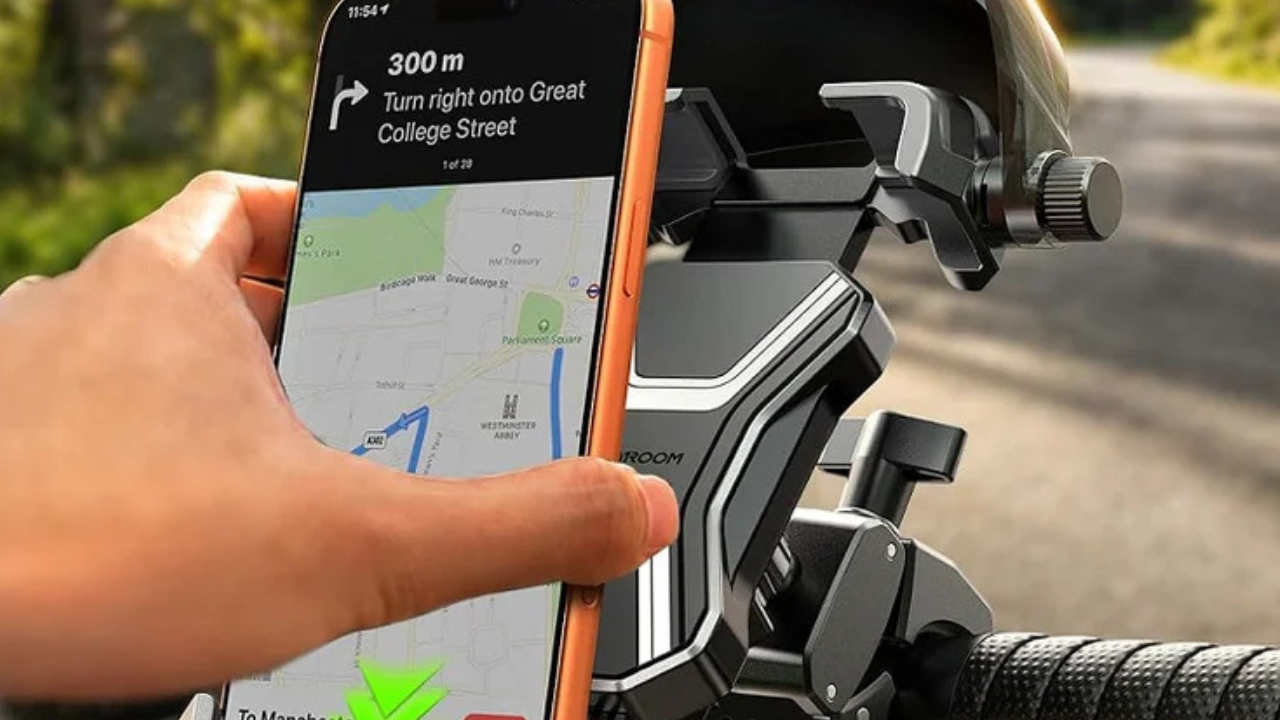 जॉयरुम बाइक फोन माउंट (JOYROOM Bike Phone Mount) हा फोन माउंट वापरण्यास सोपा आणि मजबूत असून यामध्ये ३६०-डिग्री रोटेशन मिळते. या फोन माउंटचे सर्वात मोठे वैशिष्ट्य म्हणजे याला दिलेली शेड (Sun Visor). कडक उन्हात फोन स्क्रीनवर पडणारा सूर्यप्रकाश रोखून नेव्हिगेशन सहज पाहता येते आणि लांबच्या प्रवासात फोन ओव्हरहीट होण्यापासून वाचतो.