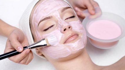 चेहऱ्यावरील डलनेस होईल कमी? सोप्या पद्धतीने बीटरूटचा वापर करून घरीच करा फेशिअल, त्वचेवर येईल गुलाबी ग्लो