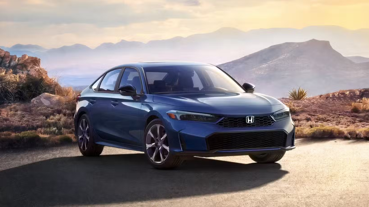 8. Honda Civic Hybrid होंडा सिव्हिक हायब्रिड ही सेडान आणि हॅचबॅक अशा दोन मॉडेल्समध्ये उपलब्ध आहे, जी ४८ ते ४९ mpg चे मायलेज देते. या कारमध्ये होंडा सेन्सिंग सेफ्टी सूट, व्हॉईस कमांड, अत्यंत शांत केबिन आणि टॉप व्हेरियंटमध्ये १२-स्पीकर बोस ऑडिओ सिस्टीम मिळते. दैनंदिन प्रवासासाठी अत्यंत सोयीस्कर असलेल्या या कारची भारतातील अपेक्षित किंमत साधारण ₹२४.०० ते ₹२९.५० लाखांच्या दरम्यान आहे.