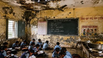 जीर्ण इमारतीत ३११ विद्यार्थ्यांच्या जीवाशी खेळ! छताची गळती, पोषण आहाराचा तुटवडा; लिपिकाचे पद २० वर्षांपासून रिक्त