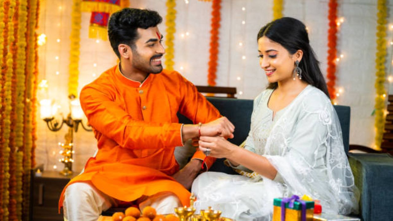 Raksha Bandhan Wishes: नात्यातील प्रेम आणि विश्वासाचा धागा! रक्षाबंधननिमित्त लाडक्या भावंडाना पाठवा मराठमोळ्या शुभेच्छा