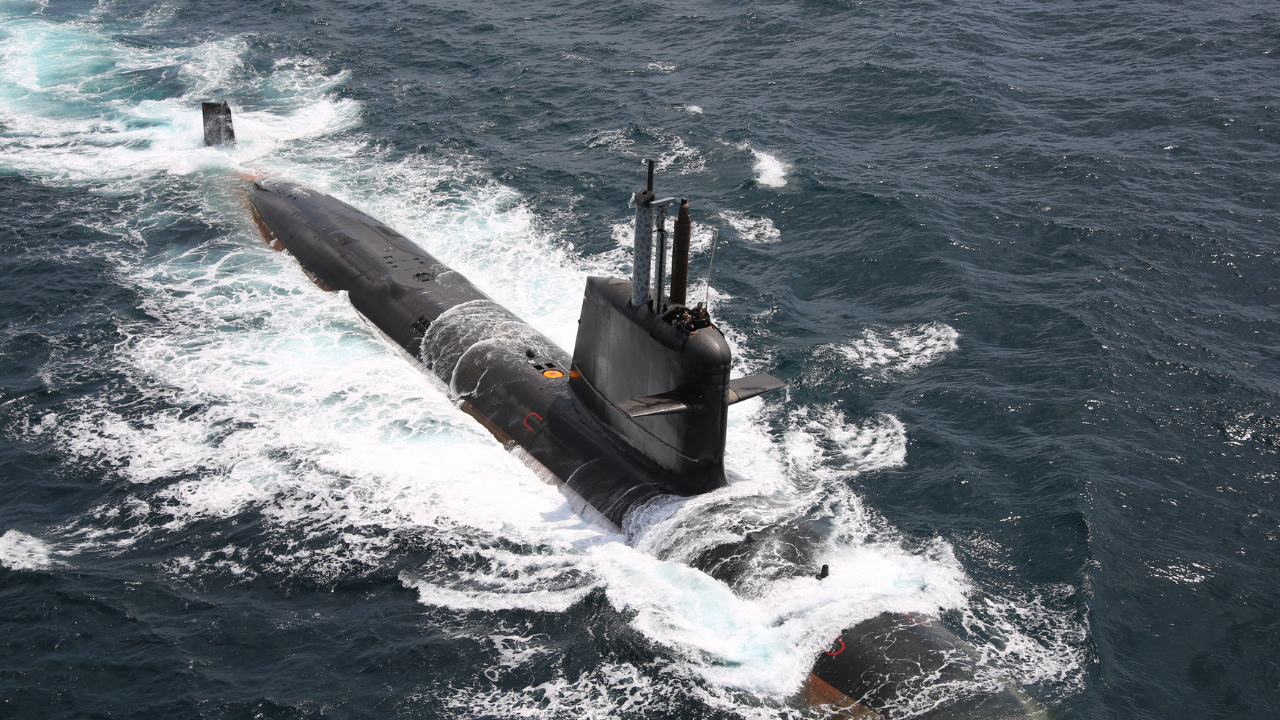 कलवरी श्रेणी (Kalvari-class / Scorpene Submarines)  फ्रांसच्या 'नाव्हल ग्रुप'च्या तंत्रज्ञानाने मुंबईतील माझगाव डॉक शिपबिल्डर्स लिमिटेड (MDL) येथे या ६ डिझेल-इलेक्ट्रिक पाणबुड्यांची निर्मिती करण्यात आली आहे. या श्रेणीत आयएनएस कलवरी, खंडेशी, करंज, वेला, वागीर आणि वागशीर यांचा समावेश असून त्या अत्यंत आधुनिक, अत्याधुनिक स्टेल्थ (गुप्तपणे काम करणारे) फीचर्स आणि अचूक टॉर्पिडो व अँटी-शिप क्षेपणास्त्रांनी सज्ज आहेत. पाण्याखाली अत्यंत शांतपणे प्रवास करून शत्रूवर अचूक हल्ला करण्याची क्षमता हे या श्रेणीचे सर्वात मोठे वैशिष्ट्य मानले जाते.