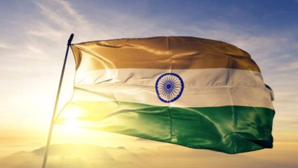 तीन रंगांची ही कथा…! स्वातंत्र्यदिनानिमित्त मित्रमैत्रिणी आणि प्रियजनांना पाठवा देशभक्तीपर मराठमोळ्या शुभेच्छा
