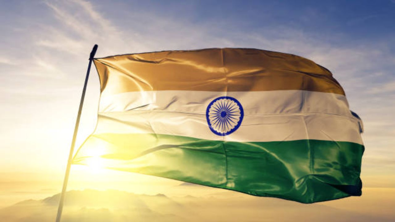 तीन रंगांची ही कथा…! स्वातंत्र्यदिनानिमित्त मित्रमैत्रिणी आणि प्रियजनांना पाठवा देशभक्तीपर मराठमोळ्या शुभेच्छा