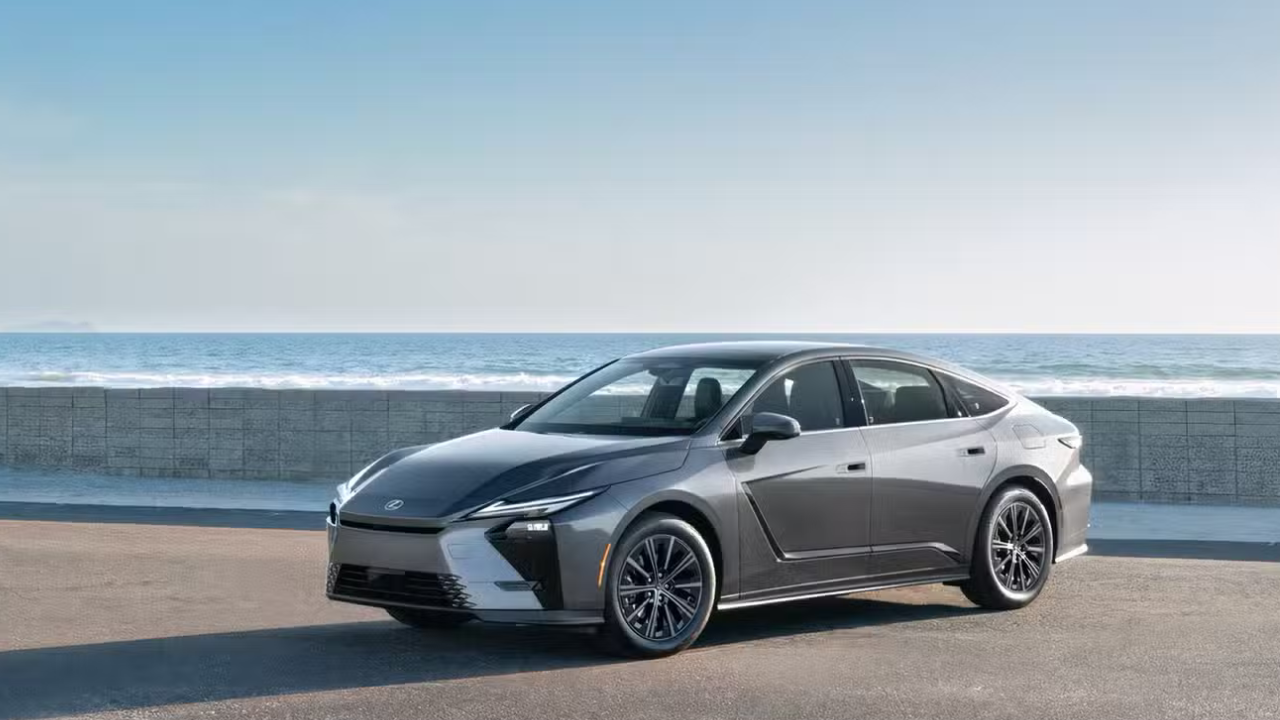 7. Lexus ES 350h लॅक्सस इएस ३५०एच ही पूर्णपणे नवीन प्लॅटफॉर्मवर आधारित लक्झरी सेडान असून ती ४६ mpg चे मायलेज देते. यात १४-इंचचा मोठा टचस्क्रीन, प्रीमियम मार्क लेव्हिन्सन ३डी ऑडिओ सिस्टीम, गरम आणि थंड होणाऱ्या सीट्स आणि आलिशान केबिन स्पेस मिळते. या प्रीमियम सेडानची भारतातील अपेक्षित किंमत सुमारे ₹६५.०० ते ₹७२.०० लाख आहे.