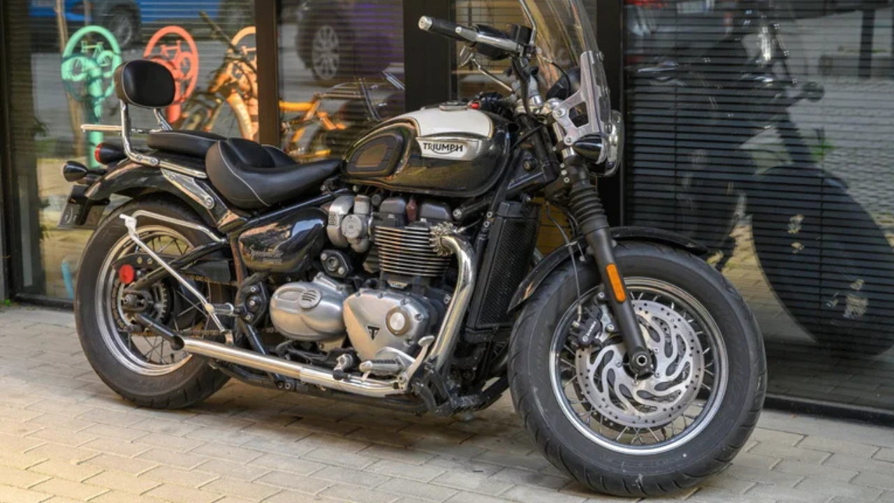 ट्रायम्फ बोनव्हिल स्पीडमास्टर (Triumph Bonneville Speedmaster) ब्रिटिश क्लासिक लुक आणि आधुनिक तंत्रज्ञानाचा उत्तम मेळ यात पाहायला मिळतो. यात १२-शे सीसी इंजिन, एबीएस (ABS) आणि क्रूझ कंट्रोल दिले आहे, ज्यामुळे महामार्गावर किंवा शहरात चालवणे सोपे जाते.