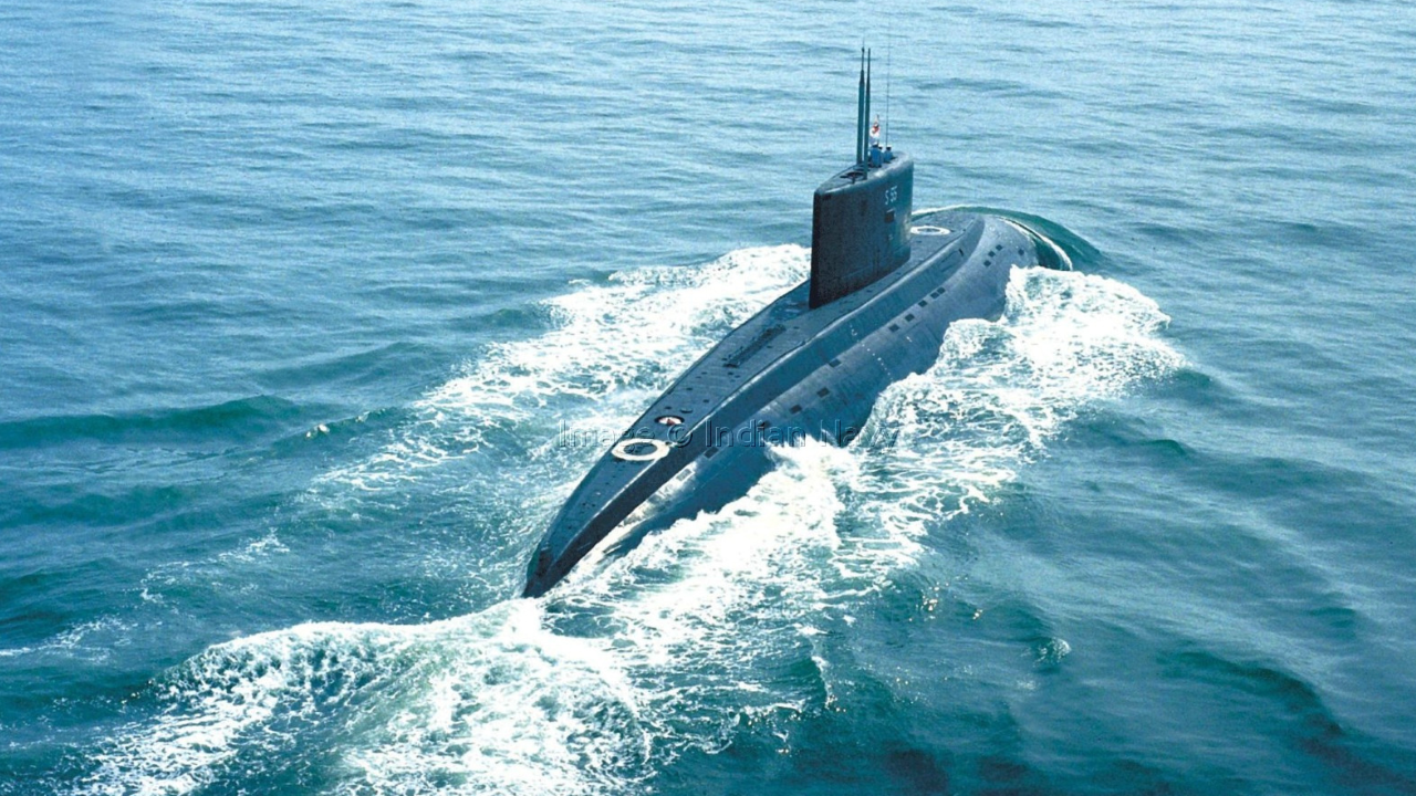 सिंधुघोष श्रेणी (Sindhughosh-class Submarines)  रशियाकडून प्राप्त झालेल्या या 'किलो-क्लास' डिझेल-इलेक्ट्रिक पाणबुड्या गेल्या काही दशकांपासून भारतीय नौदलाचा मुख्य कणा राहिल्या आहेत. या श्रेणीतील आयएनएस सिंधुघोष, सिंधुराज आणि सिंधुरत्न यांसारख्या पाणबुड्यांना टप्प्याटप्प्याने आधुनिक 'क्लब-एस' क्रूझ क्षेपणास्त्रांनी सज्ज करण्यात आले आहे. वजनदार टॉर्पिडो आणि समुद्रात सुरुंग (Mines) अंथरण्याच्या क्षमतेमुळे हिंदी महासागरात किनारपट्टीच्या सुरक्षेसाठी या पाणबुड्या अत्यंत प्रभावी ठरतात.