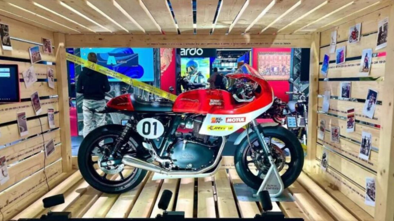 रॉयल एनफिल्ड कॉन्टिनेन्टल जीटी ७५० (Royal Enfield Continental GT 750) कंपनीच्या नवीन ७५०cc प्लॅटफॉर्मवर आधारित ही दुसरी प्रमुख बाइक असेल. ही कॅफे रेसर बाइक दिसायला सध्याच्या GT 650 सारखीच असेल, मात्र मोठ्या इंजिनमुळे तिचा परफॉर्मन्स अधिक दमदार असेल. ७५०cc इंजिनमुळे या बाइकला अधिक पॉवर आणि टॉर्क मिळेल, ज्यामुळे बाइक प्रेमींना क्लासिक लूकसोबतच आधुनिक परफॉर्मन्सचा अनुभव घेता येईल. ही बाइक २०२६ च्या अखेरपर्यंत बाजारात येण्याची शक्यता आहे.